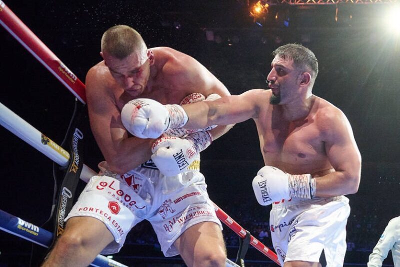 Кабаєл швидко нокаутував Книбу і достроково завершив бій