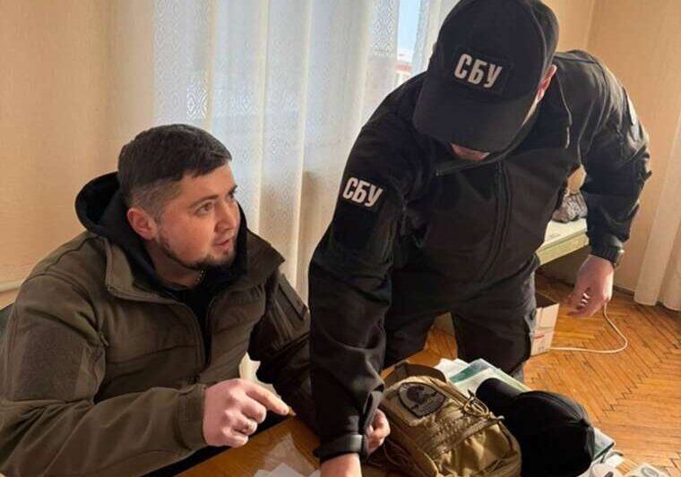 Корупційна спадковість сина засудженого екссудді Гайдура затримали на хабарі у 6 тисяч доларів у Хустському ТЦК