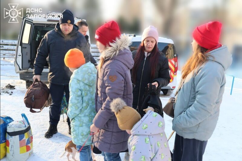Запоріжжя: Офіцери ДСНС вивезли з-під обстрілів сім’ї з дітьми та їхніх улюбленців