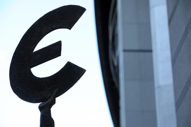 Курс євро подолав психологічний рубіж в Україні