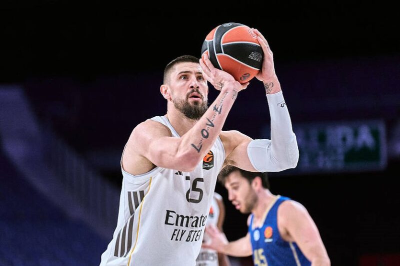 Лень вийшов на паркет ненадовго, але встиг поасистувати