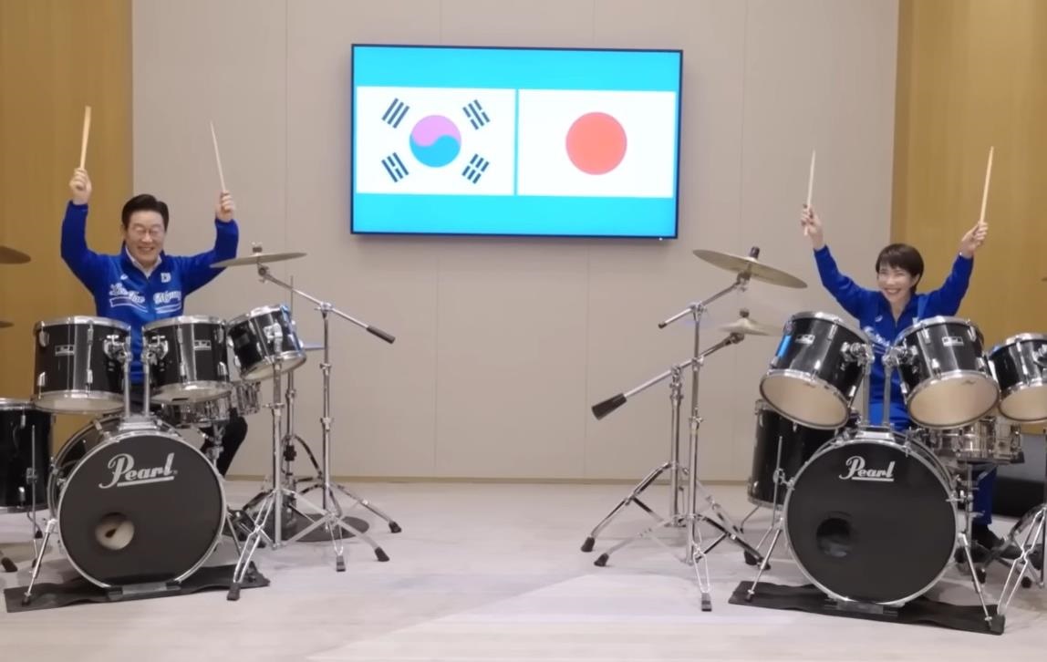 Новини світу - Лідери Японії й Південної Кореї разом зіграли на барабанах