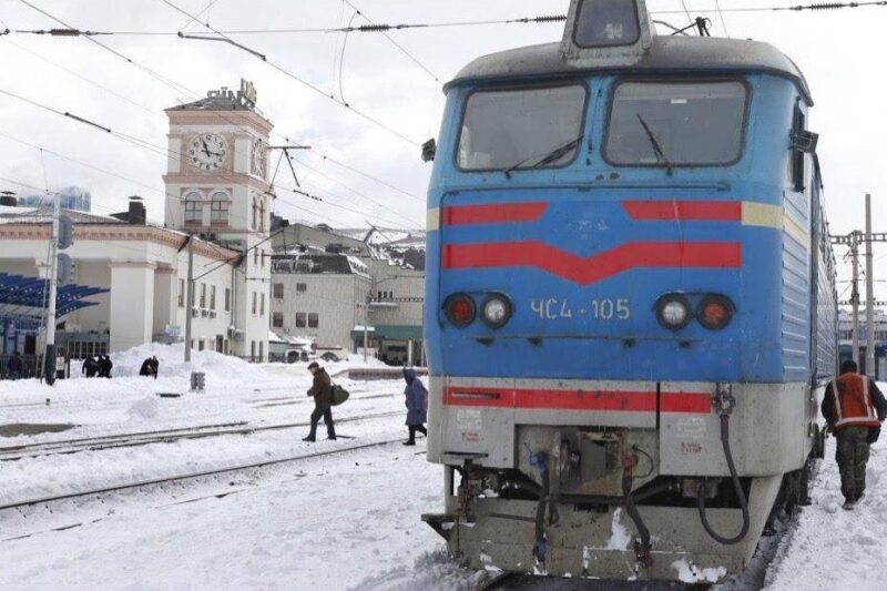 Масштабні знеструмлення: УЗ перевела потяги на резервну теплотягу