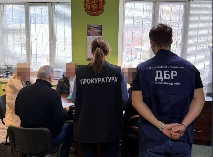 Митник Чернівецької митниці за 15 тисяч євро організовував виїзд військовозобов’язаних чоловіків за кордон