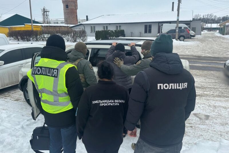 На Хмельниччині затримано вимагача, що тероризував родину військового