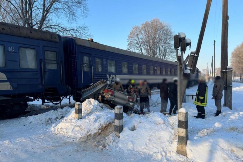На Прикарпатті потяг зіткнувся з автомобілем