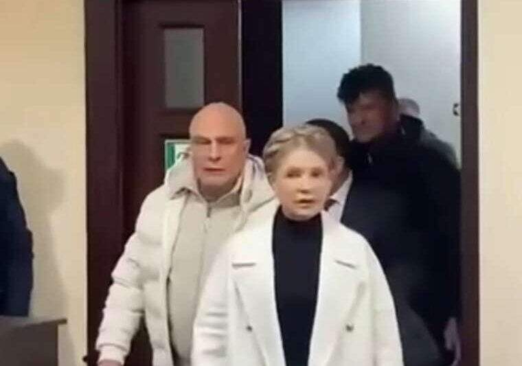 Навіть не 17-й Тимошенко в суді іронізує над вилученим у неї старим iPhone