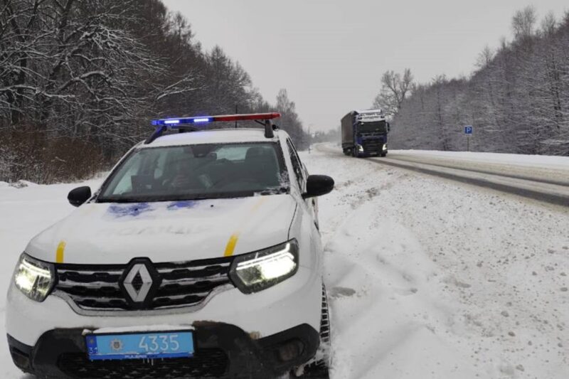 Сильний снігопад ускладнив на трасі Київ-Чоп