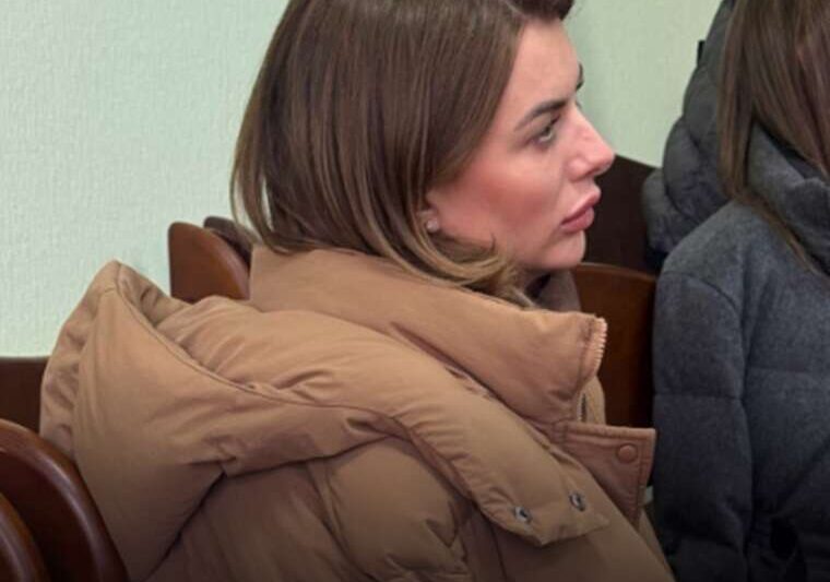 Сумочка за третину річної зарплати Мар’яна Головко прийшла на суд до чоловіка з аксесуаром за 18 тисяч гривень