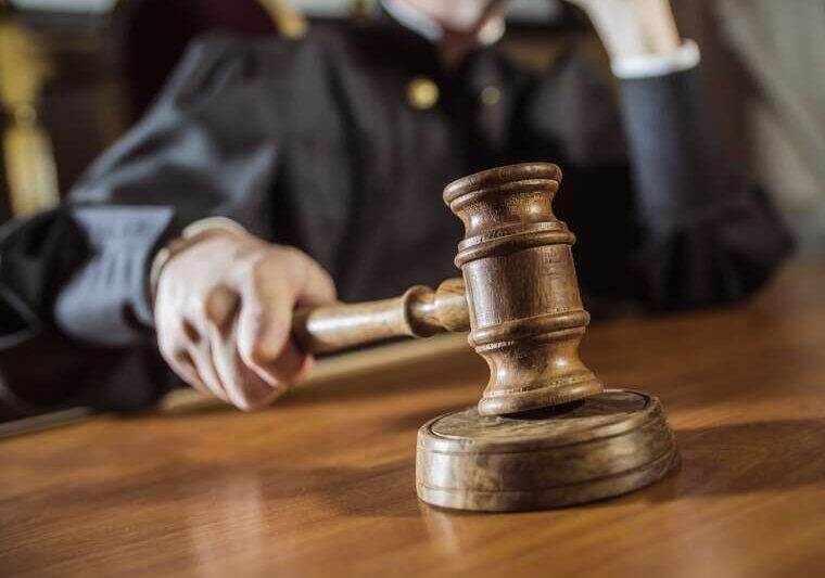 Сувенірна булава та агенти-провокатори суд у Дніпрі вдруге виправдав експрокурора у справі про хабар