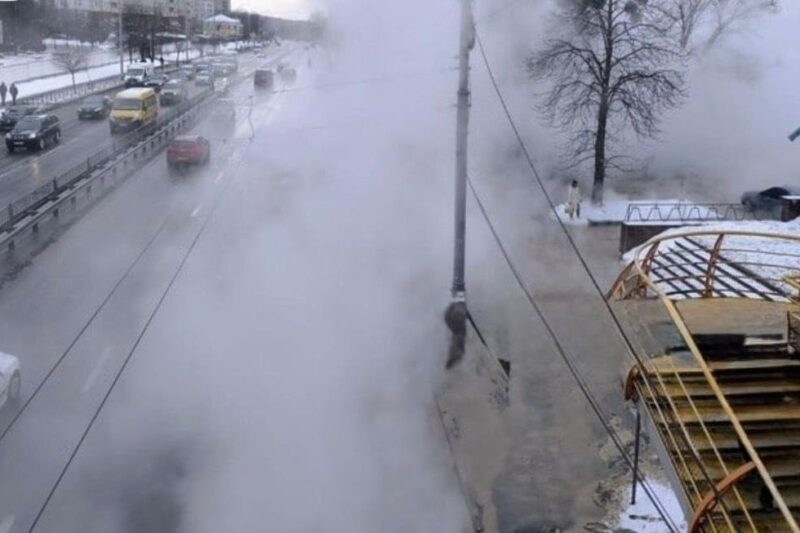 У Києві 16-річна дівчина впала в яму з окропом