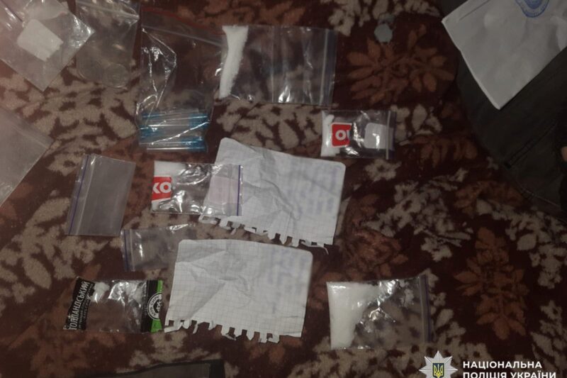 У Києві судитимуть жінку, яка збувала наркотики з вікна квартири