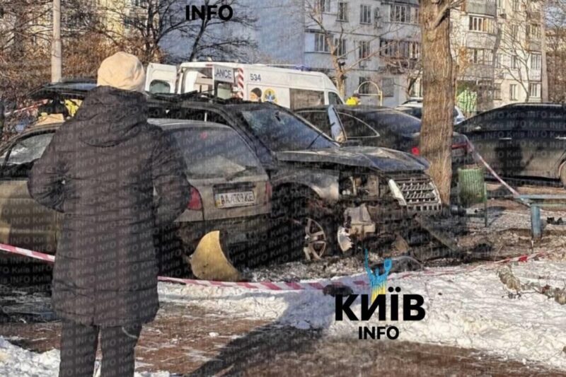 У Києві вибухнув позашляховик, є постраждалі