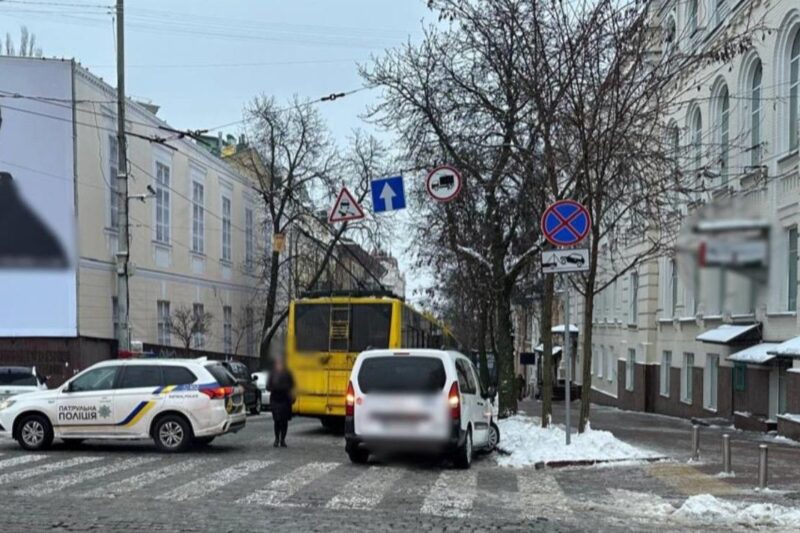 У центрі Києва в проваллі дороги застряг тролейбус