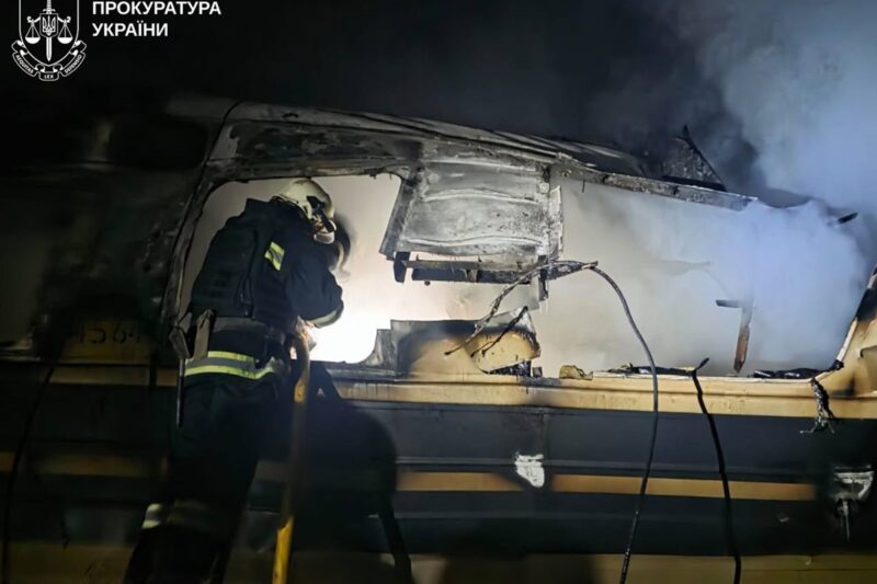 Удар по потягу: фрагменти тіл належать 6 особам