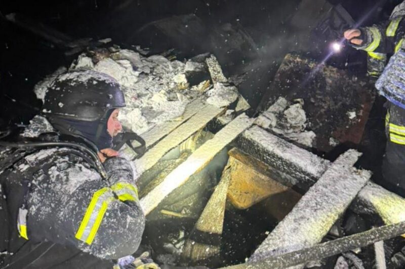Удари РФ по Київщині: рятувальники дістали з-під завалів родину з дитиною