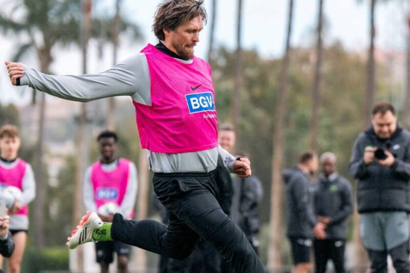 Усик з’явився на полі в матчі Полісся – Ванкувер