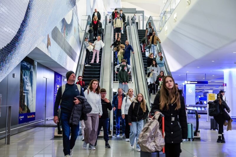 В аеропорту Варшави затримали українця з глушильним пристроєм