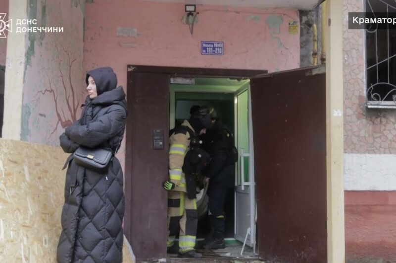 Краматорськ: рятувальники надають допомогу людям після авіаудару