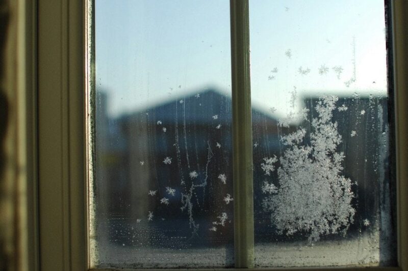Чи потрібно мити вікна взимку – корисні поради