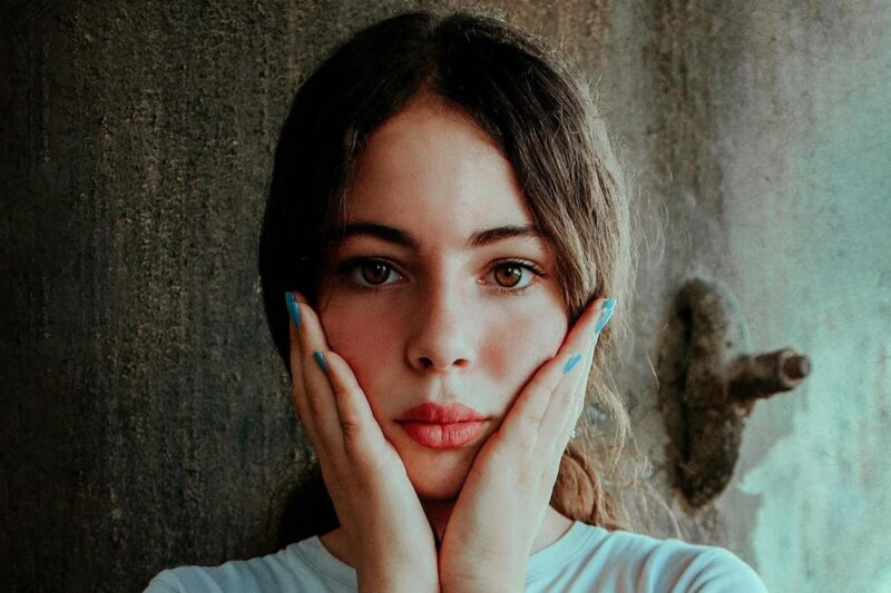 Чи вірити народним прикметам: чому горять щоки у різні дні