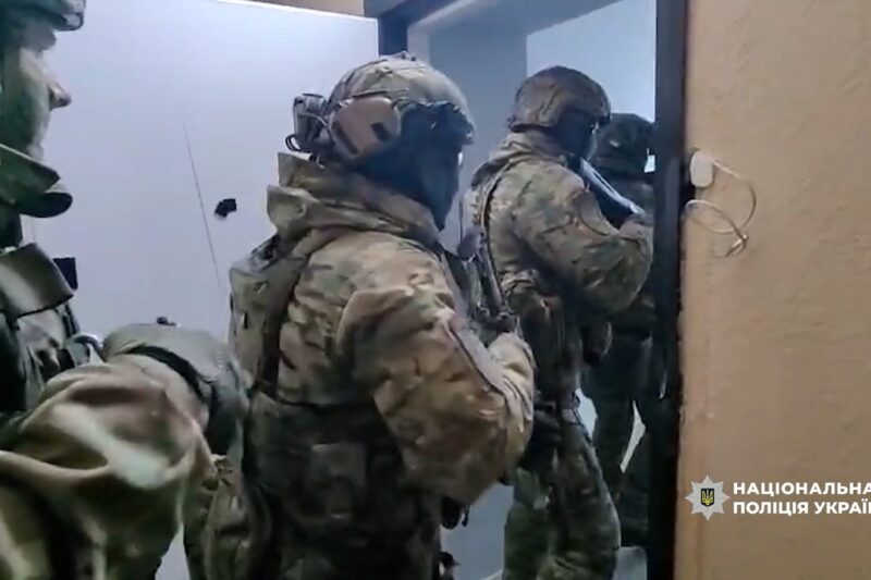 Нацполіція затримала угруповання, яке переправляло військових за кордон