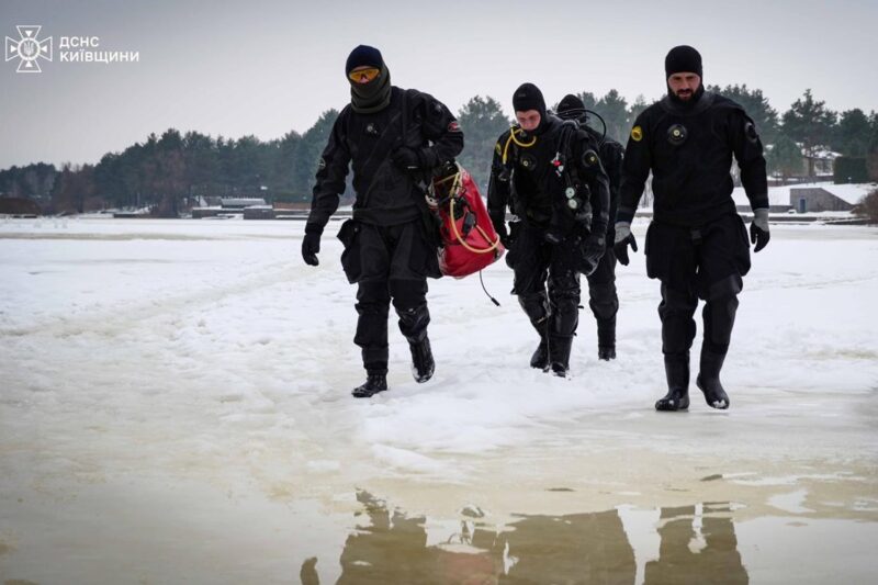 На Київщині тривають пошуки водія, що провалився під кригу під час дрифту