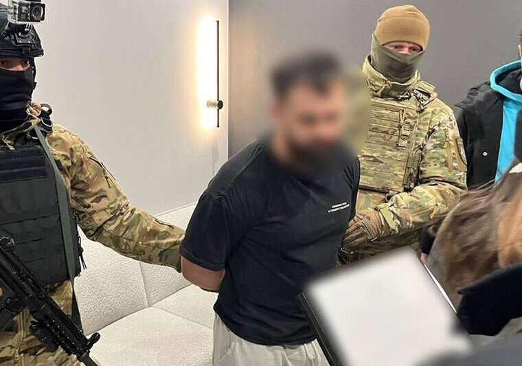 На Вінниччині антикорупціонера затримали на хабарі 6 тисяч доларів за звільнення з ЗСУ