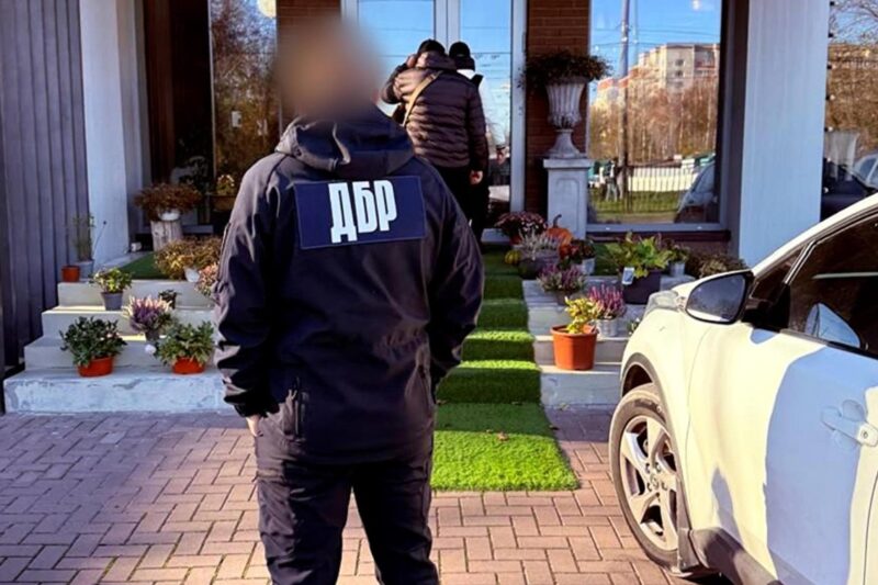 Посадовець міграційної служби приховав майно на десятки мільйонів