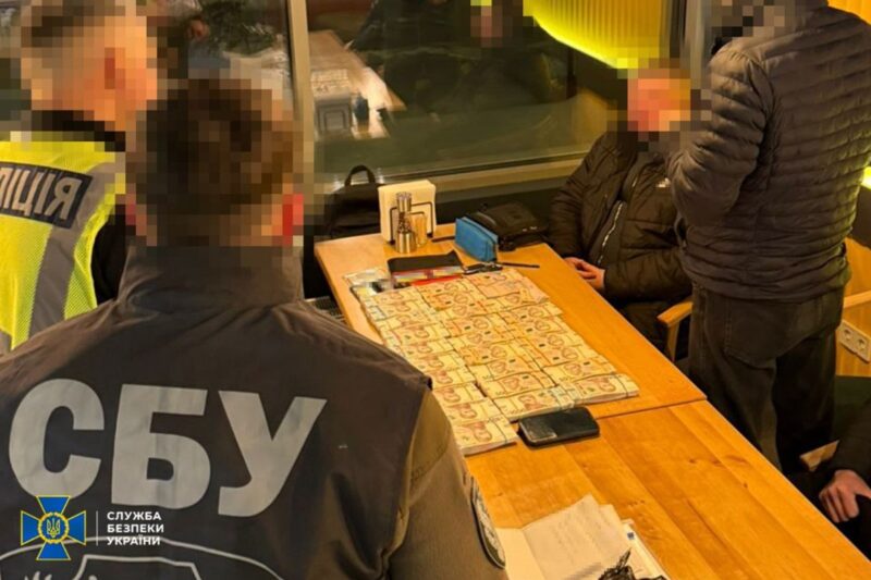 Посадовця КМДА викрили на “відкатах” за постачання обладнання до шкіл