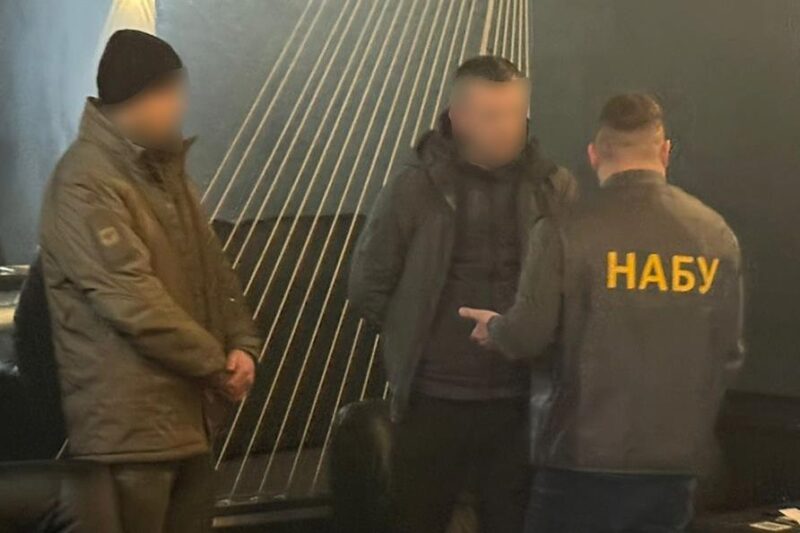 Працівника СБУ затримали під час одержання $68 тисяч хабаря