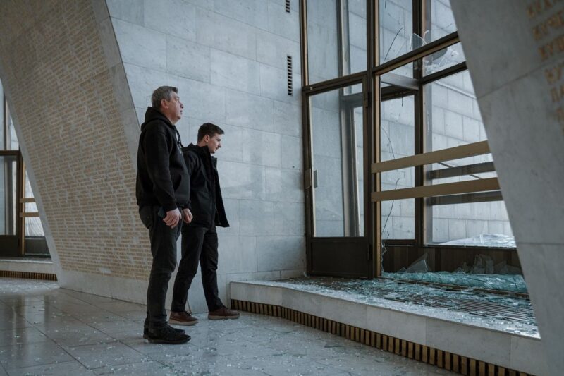 РФ пошкодила зал слави у підніжжі монумента Батьківщина-мати в Києві