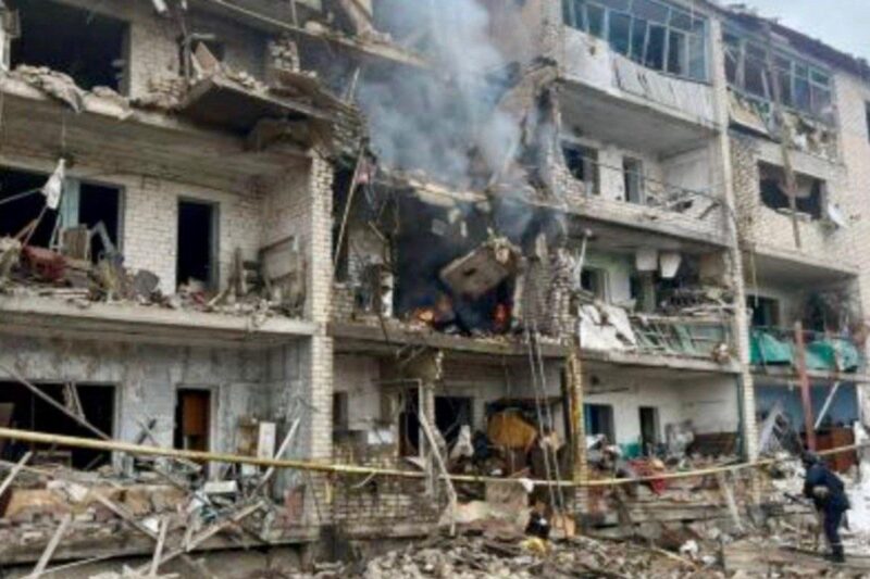 РФ вдарила авіабомбами по багатоповерхівці під Запоріжжям: є поранені