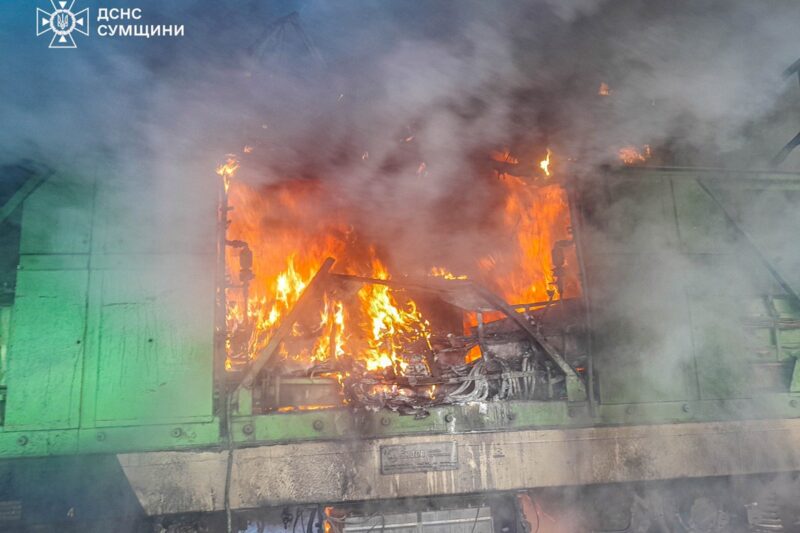 РФ вдарила по залізничній станції на Сумщині, загорівся електровоз