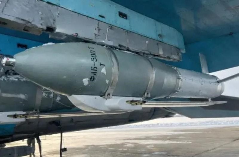Росія представила модернізовану плануючу бомбу УМПБ-5