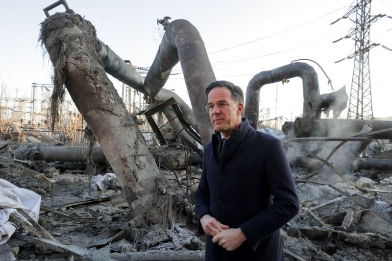 Рютте показали наслідки удару Росії по ТЕЦ в Києві