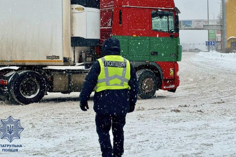 Слизькі дороги та сніг: від початку доби сталися 785 ДТП