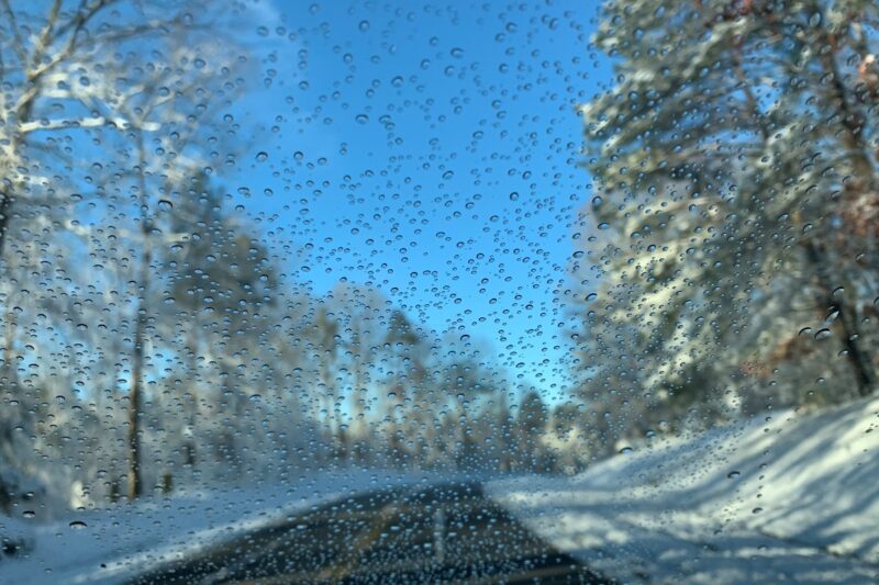 Сніг, дощ і ожеледиця: синоптики про погоду в Україні