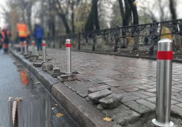 Справа на 1,4 мільйона начальника Подільського ШЕУ судитимуть за закупівлю бракованих стовпчиків