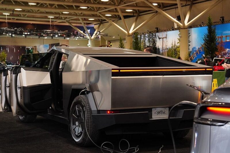 Tesla презентувала найдешевший варіант Cybertruck
