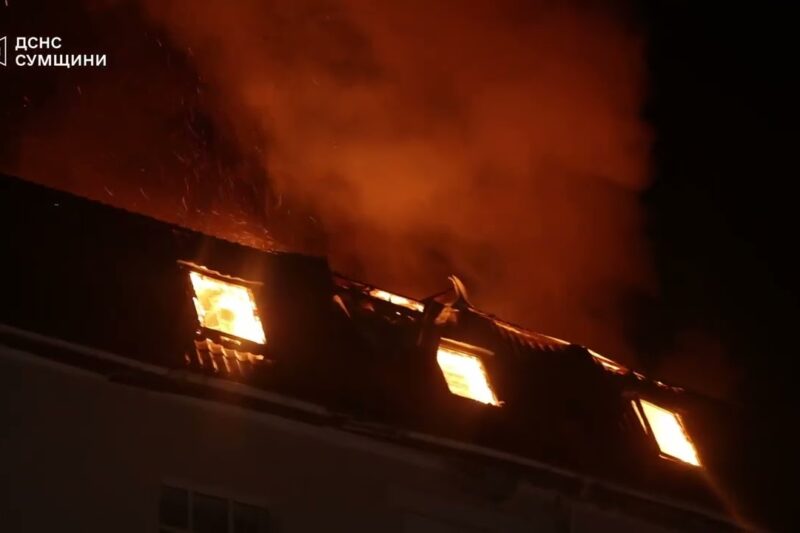Суми: росія завдавла ударів по готелю – під час ліквідації пожежі відбулася повторна атака