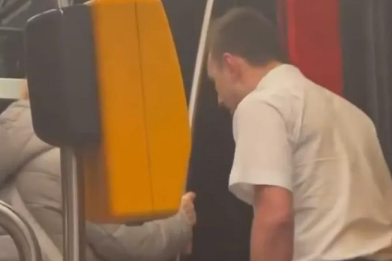 У Чехії покарали водія трамвая, який вигнав із салону українців з дитиною