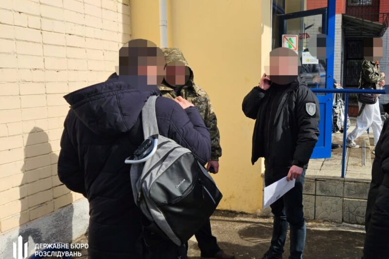 У Дніпрі посадовець ДМС оформлював ухилянтам “статус іноземця”