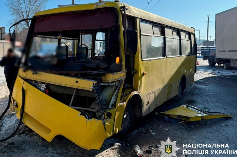 У Києві зіткнулися маршрутка та фура