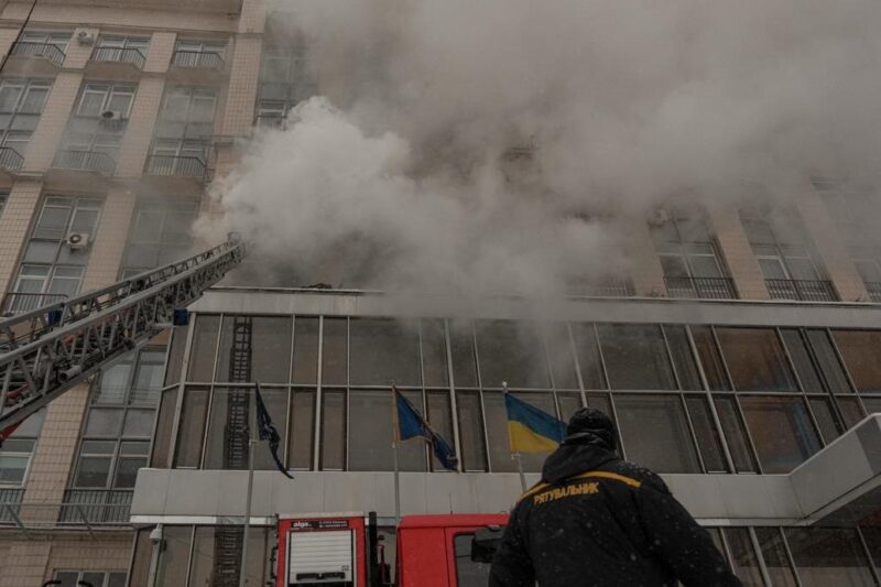У центрі Києва спалахнула пожежа в готелі