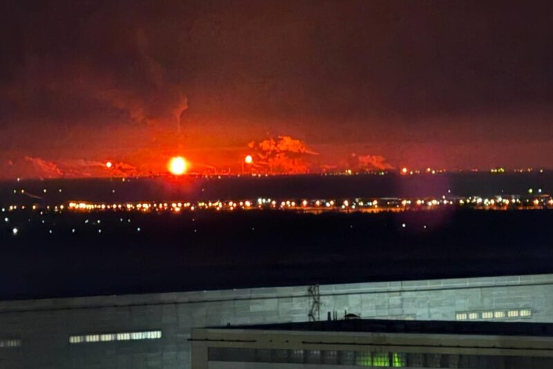 У Волгограді ефектно палає НПЗ