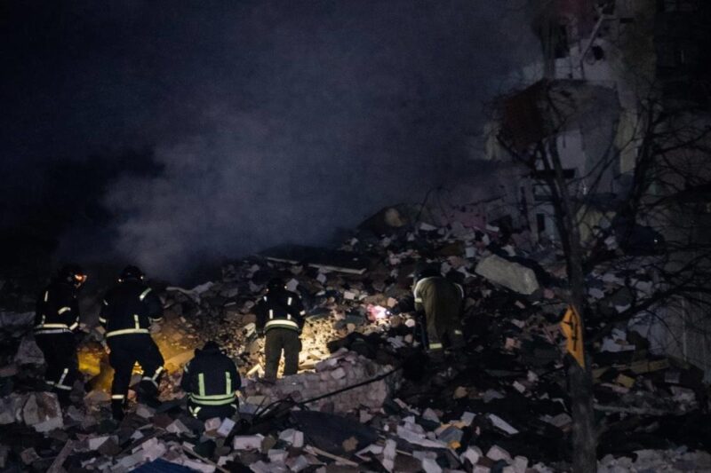 Удар по Дніпропетровщині: під завалами є люди