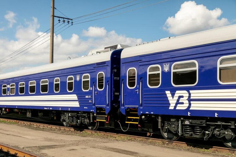 Укрзалізниця змінила рух потягів через обстріли