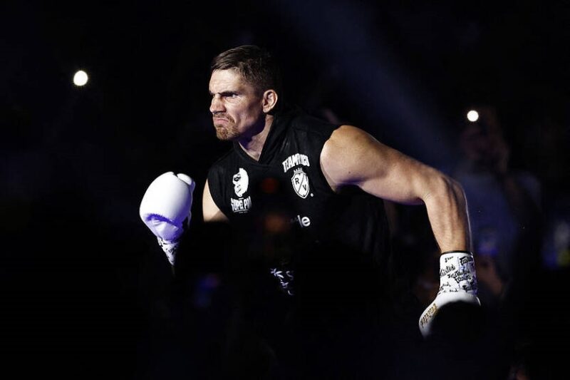 Усик вирішив битися з відомим кікбоксером