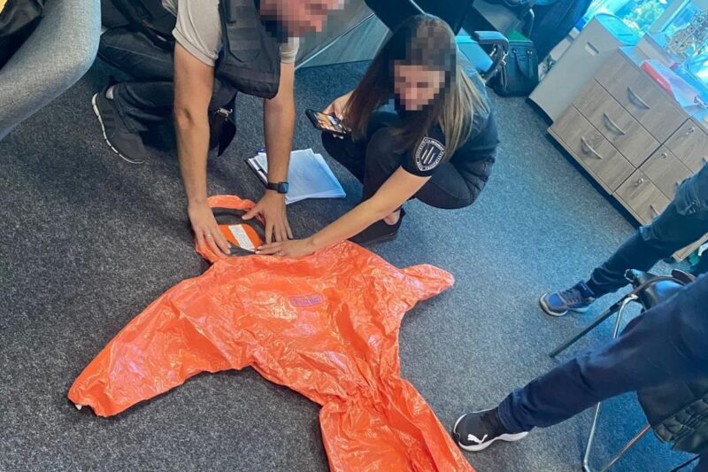 Вінницьку підприємицю викрили на схемі із захисними костюмами ДСНС